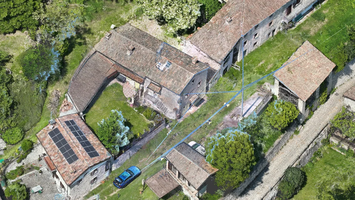 Vista tridimensionale dell’edificio in zona collinare e del contesto circostante