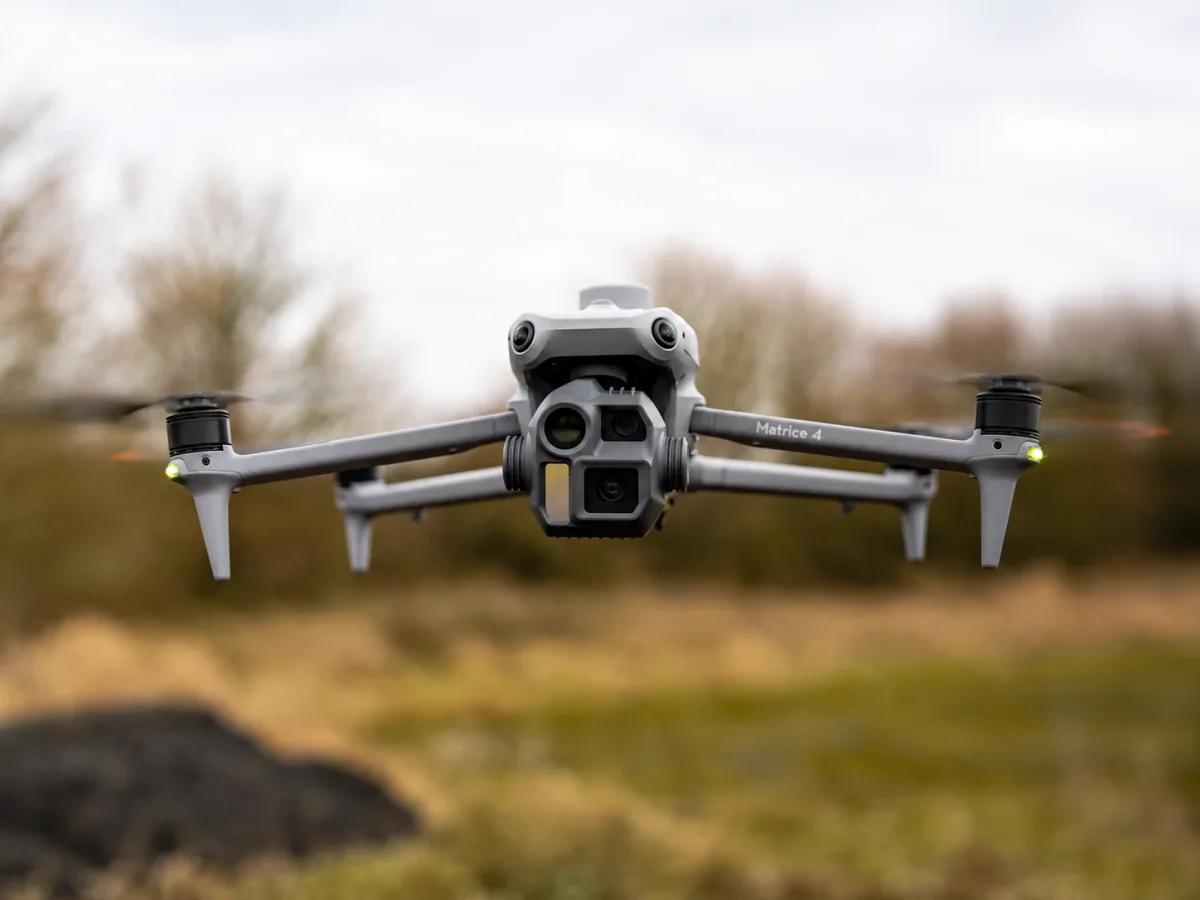 Drone Matrice 4 in volo