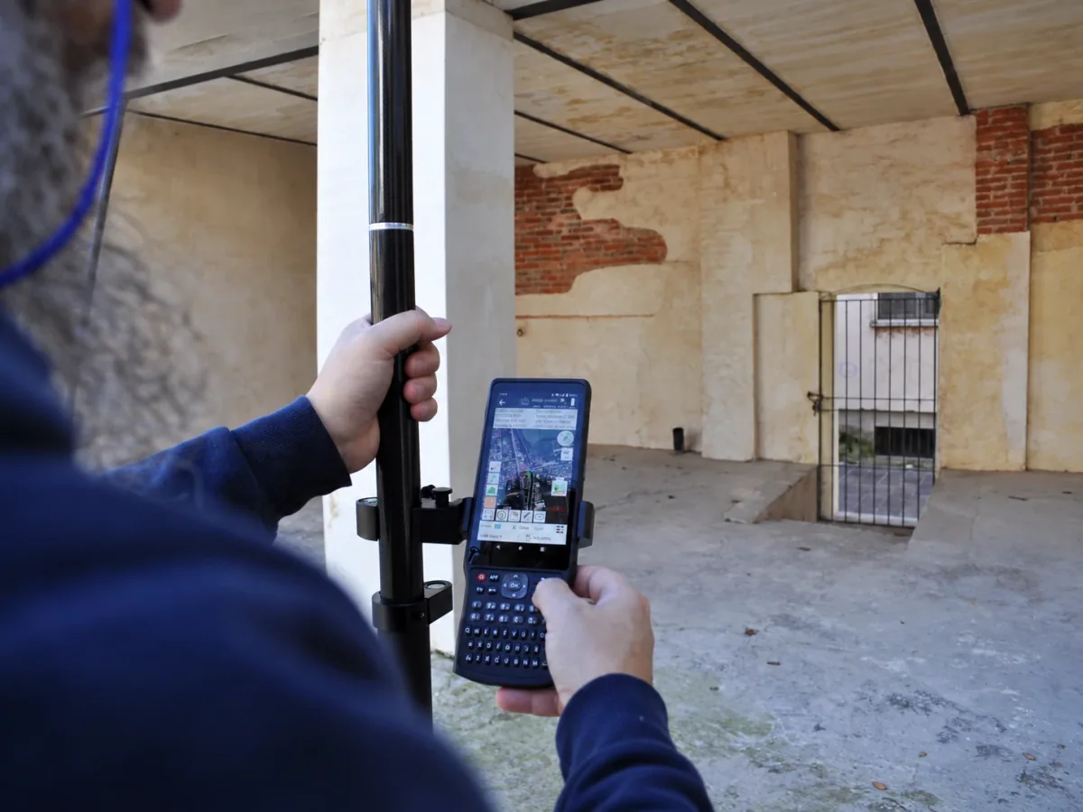 Operatore con controller GNSS durante un rilievo