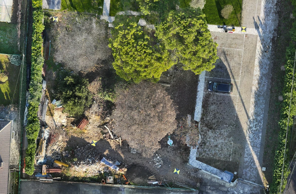 Ortofoto del terreno edificabile con alberi, percorsi e punti di riferimento